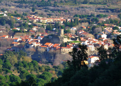 Laroque vor der Bergkette der Albres